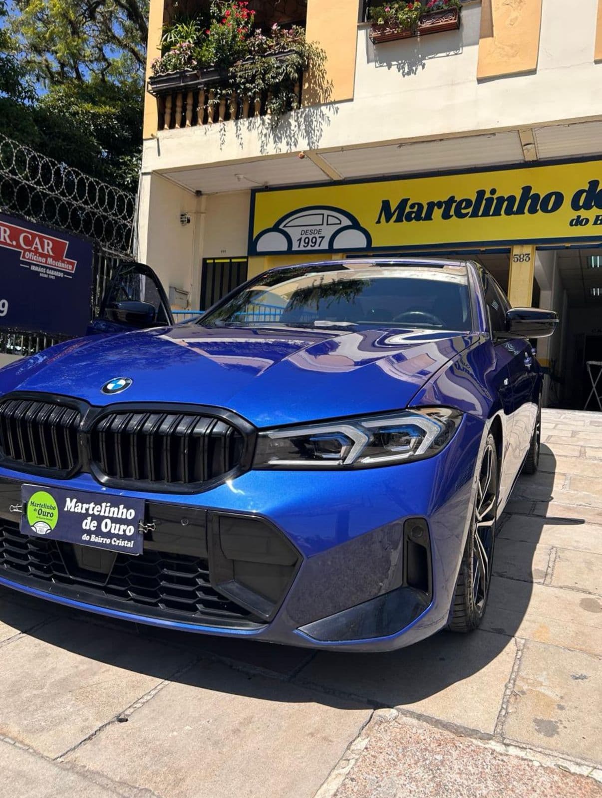 Mercedes SUV prata com superfície espelhada refletindo o céu