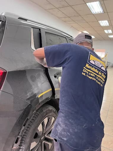 Profissional realizando martelinho de ouro